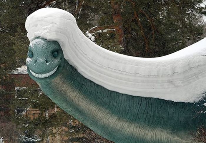 улыбающийся динозавр