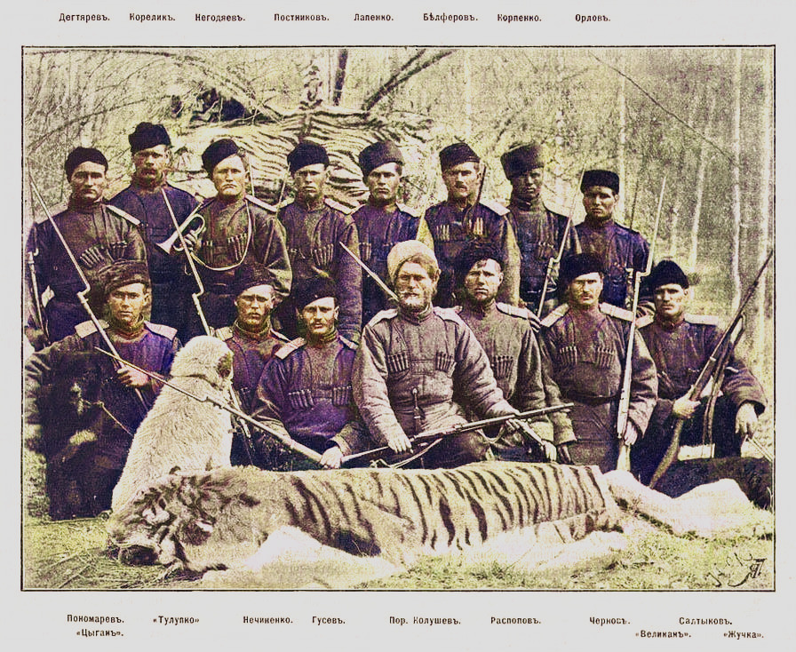 Охотники позируют с туранским тигром
